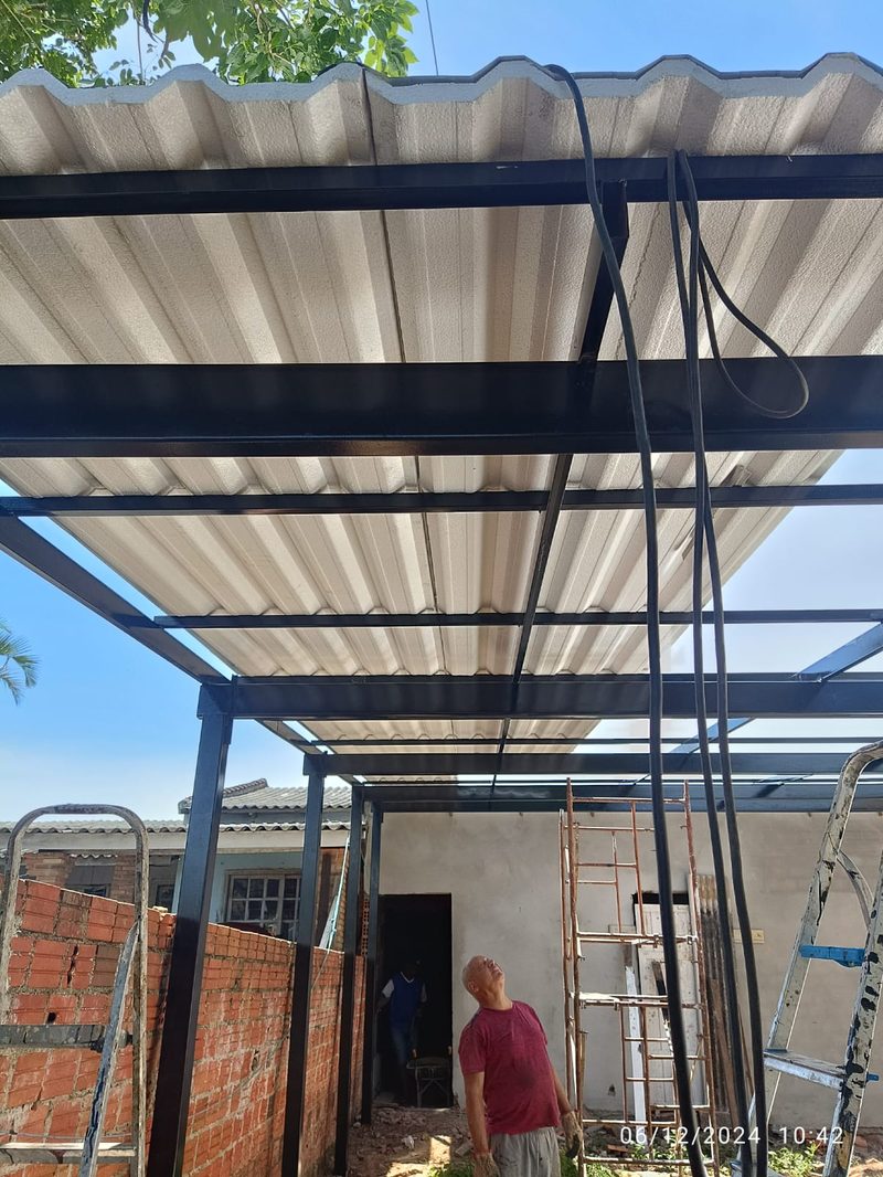 Estrutura metálica de cobertura em montagem, vista de baixo