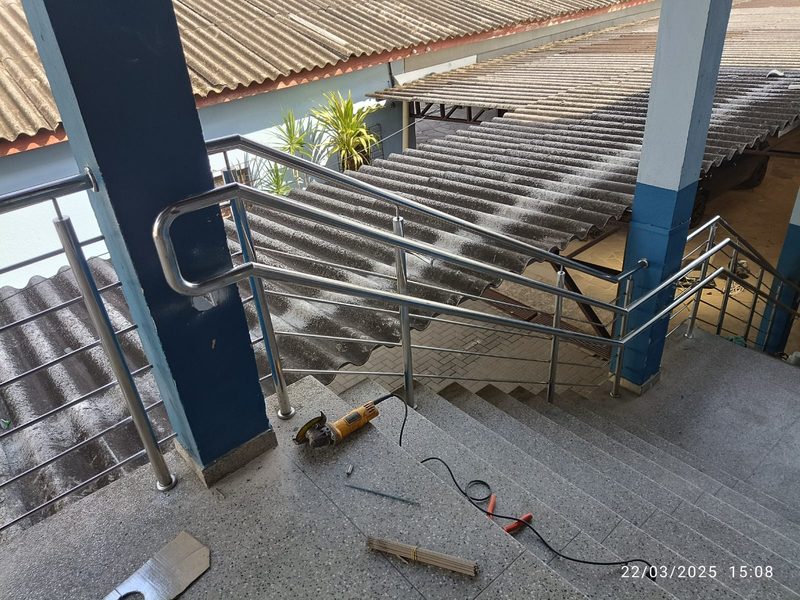 Corrimão duplo de inox em escada externa