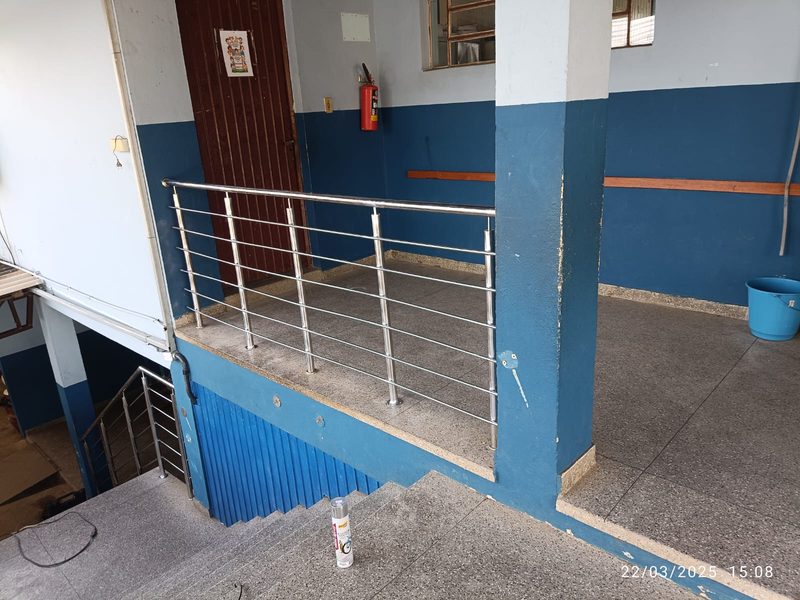 Guarda-corpo de inox na entrada de uma escola