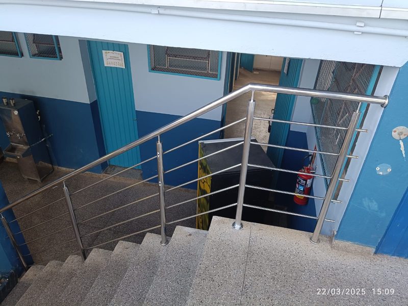 Corrimão e guarda-corpo de inox em escada interna