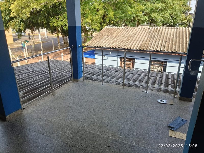 Guarda-corpo de inox em passarela coberta