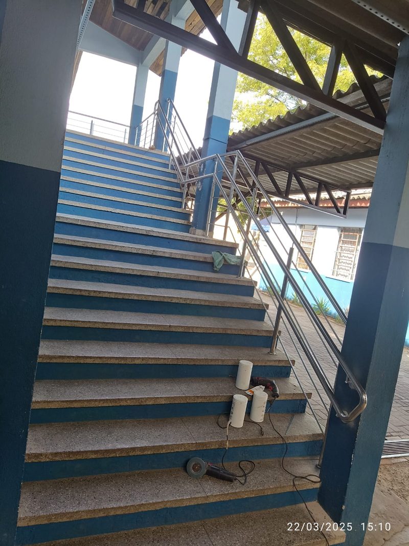 Corrimão de inox em escada de dois lances
