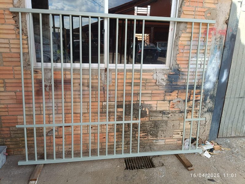 Grade de janela de ferro pronta para instalação, na oficina